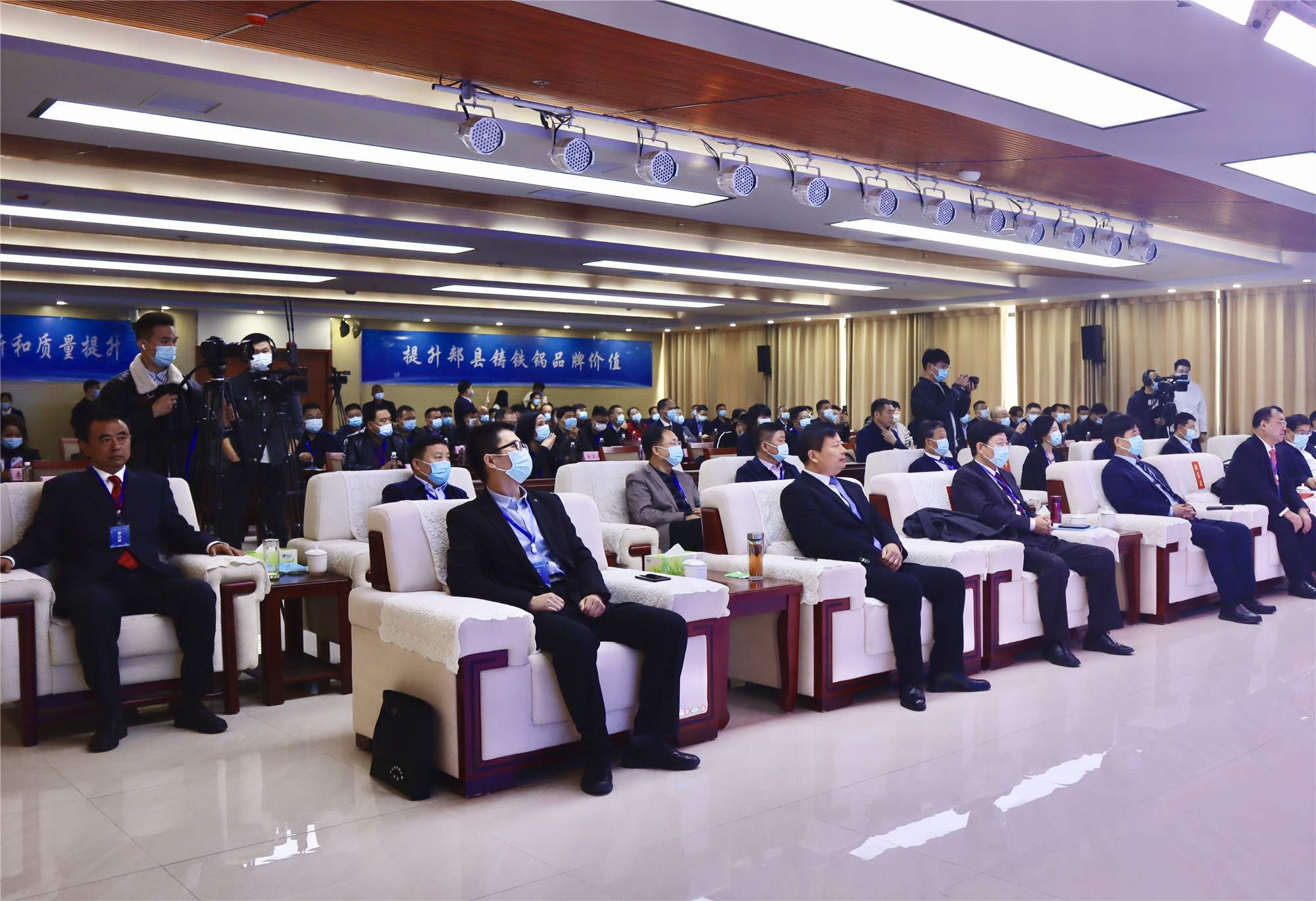 10月27日中国首届铁锅产业发展高峰论坛（郏县）开幕.2_副本.jpg