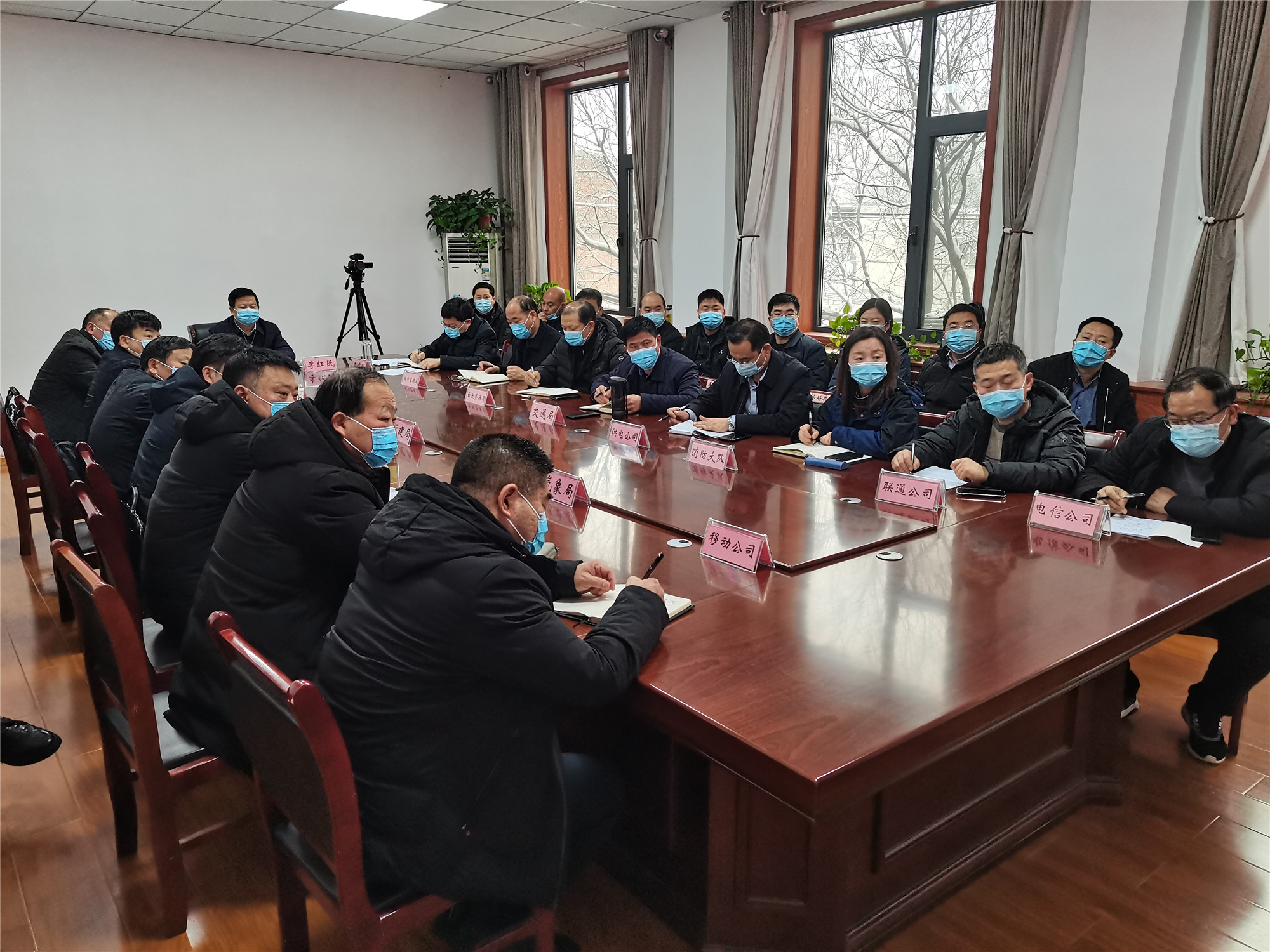 1月22日县长李红民组织收听收看全省全市防范低温雨雪冰冻灾害视频会议.3_副本.jpg