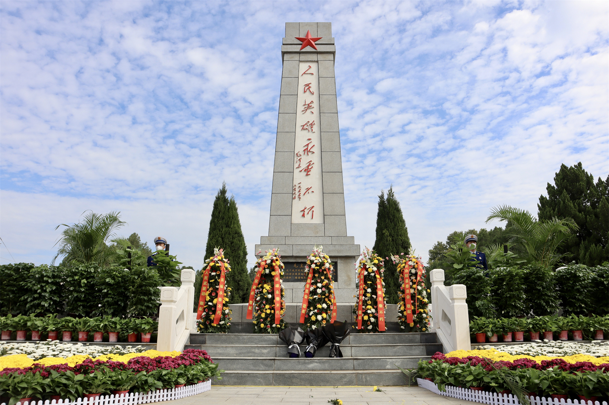 9月30日我县举行2022年烈士纪念日活动。1.jpg